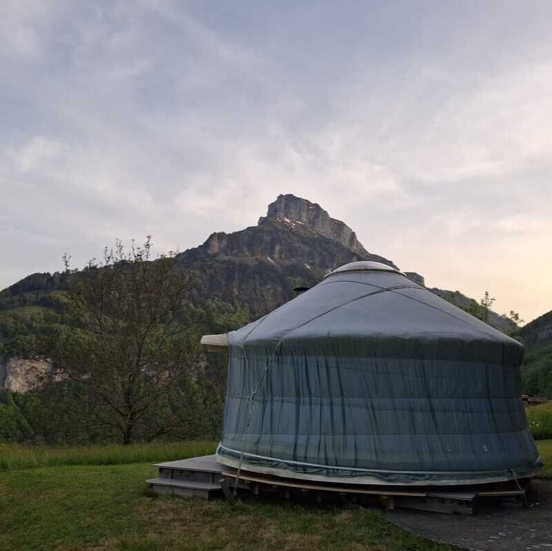 Das Zimmer Bristen hat einen wunderbaren Ausblick auf die Urner Berge und allen voran den Bristen.