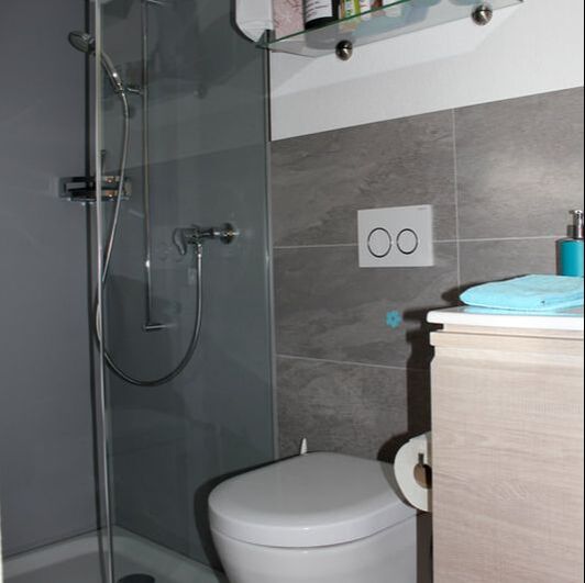 Ein Badezimmer und Dusche gehören zum Zimmer Niederbauen dazu. 