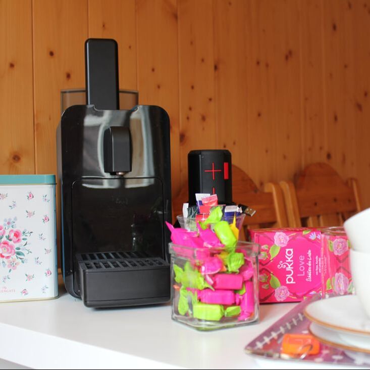 Das Zimmer Fronalpstock verfügt über eine eigene Kaffeemaschine und einen Wasserkocher.