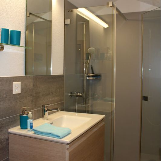 Ein modernes Bad steht den beiden Zimmer Fronalpstock und Bristen zur Verfügung. 