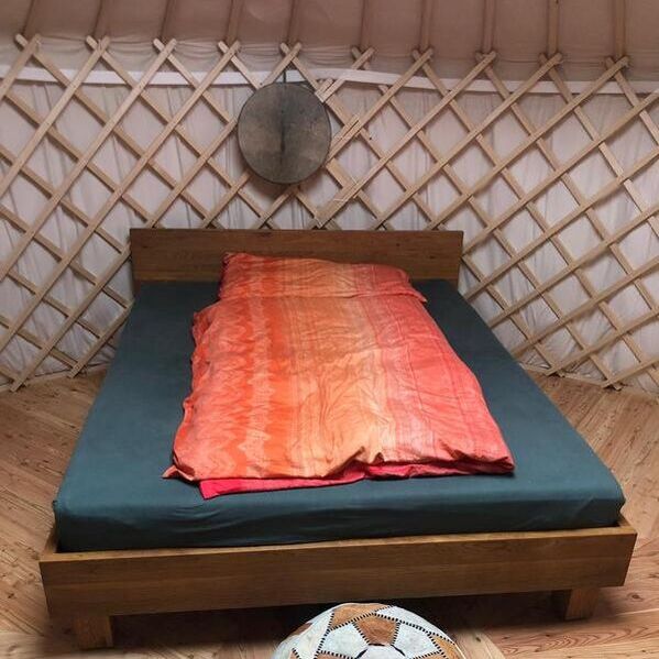 BildHerzlich willkommen im Zimmer Bristen und Fronalpstock, die beiden Zimmer teilen sich einen kleinen Aufenthaltsraum und ein Badezimmer. 