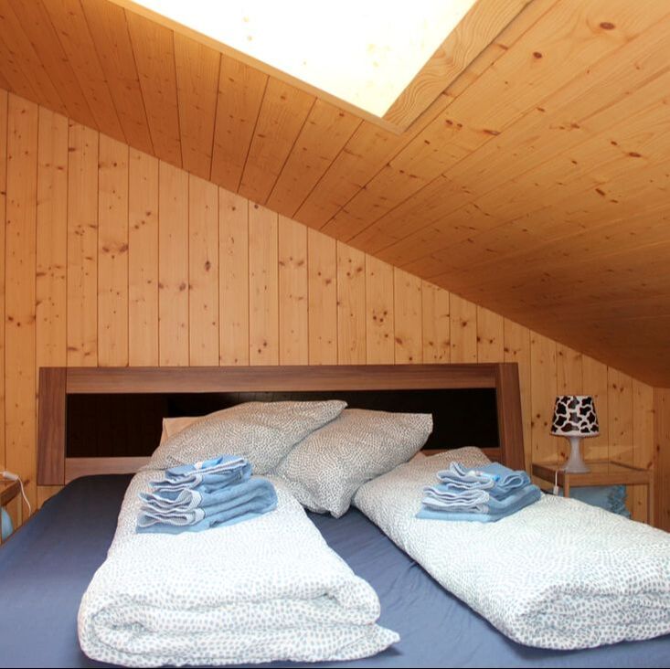 Einschlafen mit Blick auf den Sternenhimmel kann man im Zimmer Fronalpstock. 