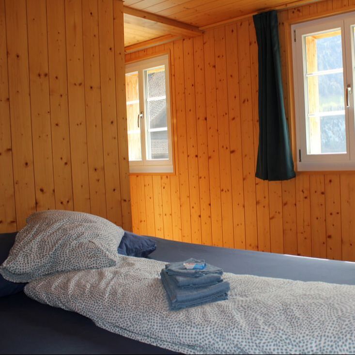 Das Zimmer Niederbauen verfügt über drei Fenster wo du unseren Hausberg Niederbauen bestaunen kannst. 
